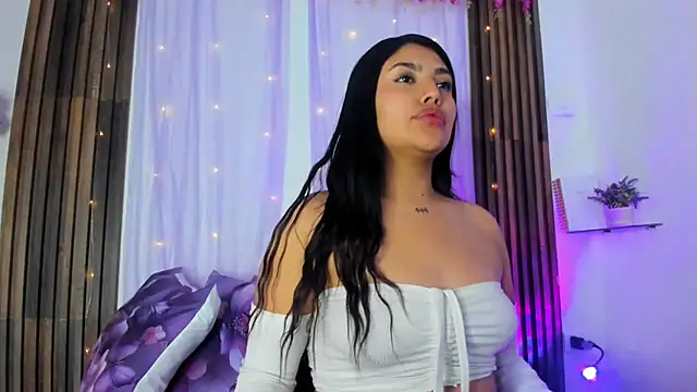 SaraAldridge stripchat live cam model