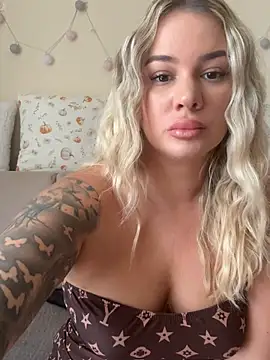 BigPeachBunnyX stripchat live cam model