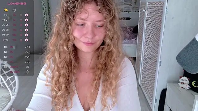 Milounee stripchat live cam model
