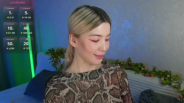LindaThackerr stripchat live cam model
