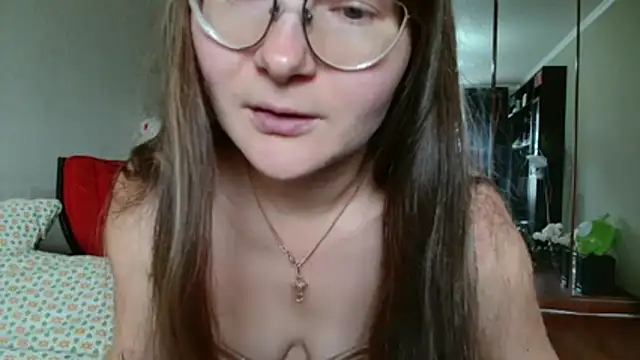 KiraGoldens stripchat live cam model
