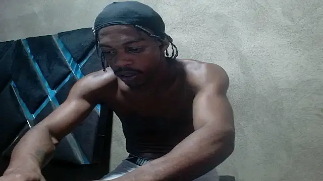 Larry-n-clouds stripchat live cam model