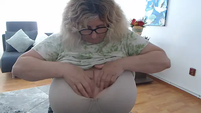 NoraMelow stripchat live cam model