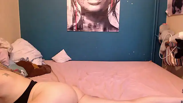 NADINNNE stripchat live cam model