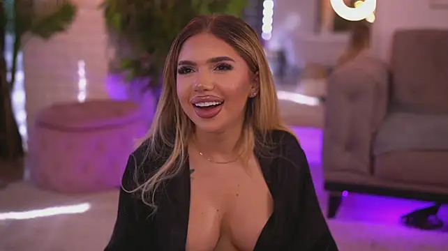 MaevaRey stripchat live cam model