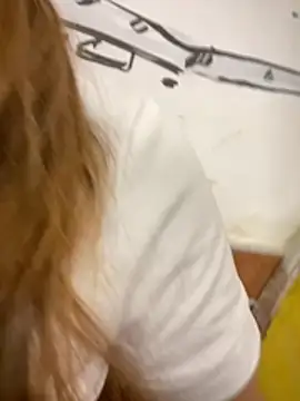 elleShow stripchat live cam model
