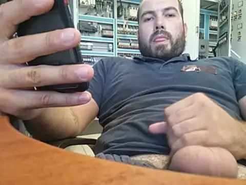 Instinctbrut stripchat live cam model