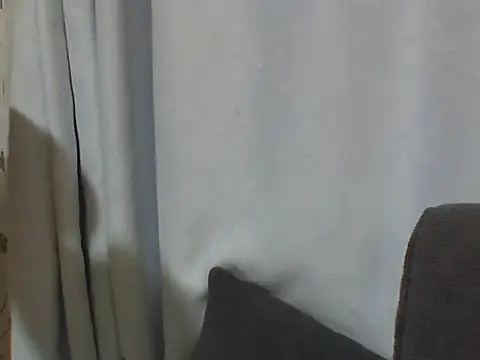 Pretty-Leaa stripchat live cam model