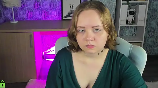 Tara-Linn stripchat live cam model