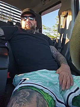 Beardedtattood stripchat live cam model