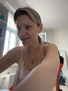 MaryHiggins stripchat live cam model