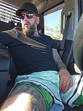 Beardedtattood stripchat live cam model