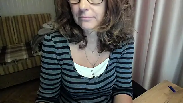 lauraoven stripchat live cam model