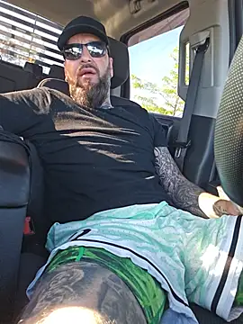Beardedtattood stripchat live cam model