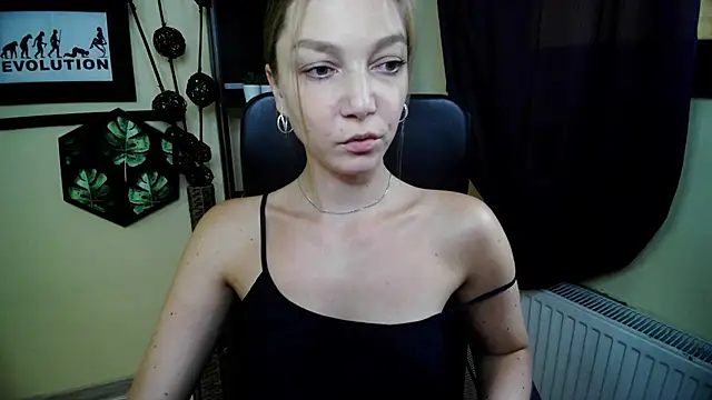 EmillyPlay stripchat live cam model