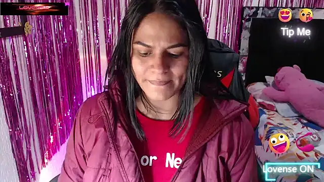 SweetAlmaa stripchat live cam model