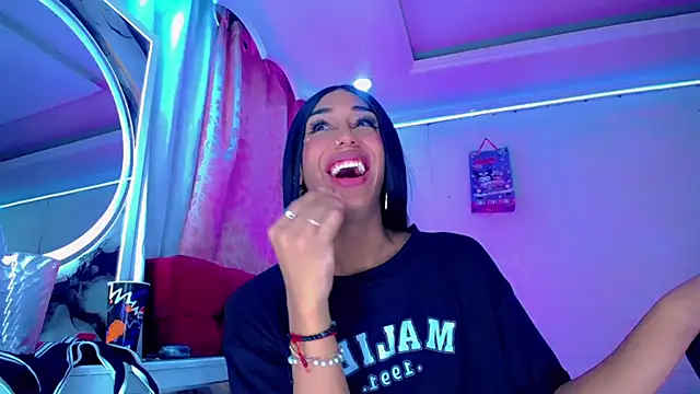 NahomiCamper stripchat live cam model