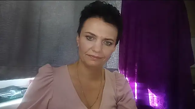 HotMamaQueen234 stripchat live cam model