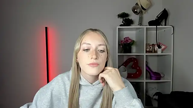 EvelynBlond stripchat live cam model