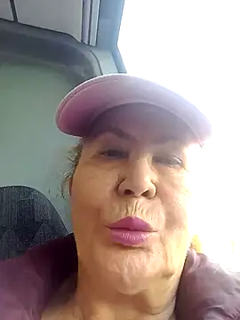 Hottie-Mom stripchat live cam model