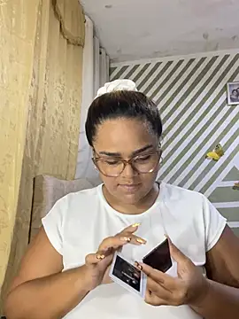 Evabigass stripchat live cam model