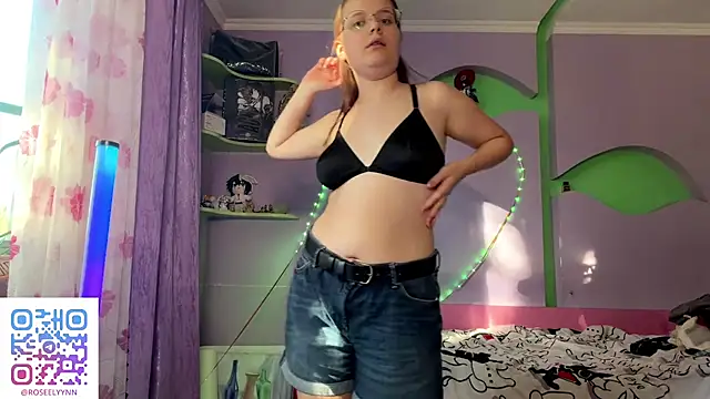 RoseLyyn stripchat live cam model