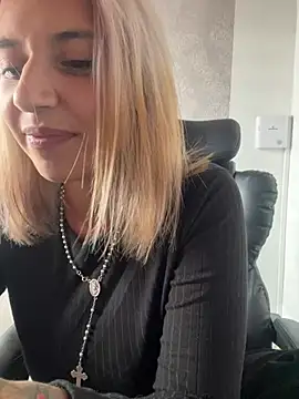 Isabella_varella- stripchat live cam model