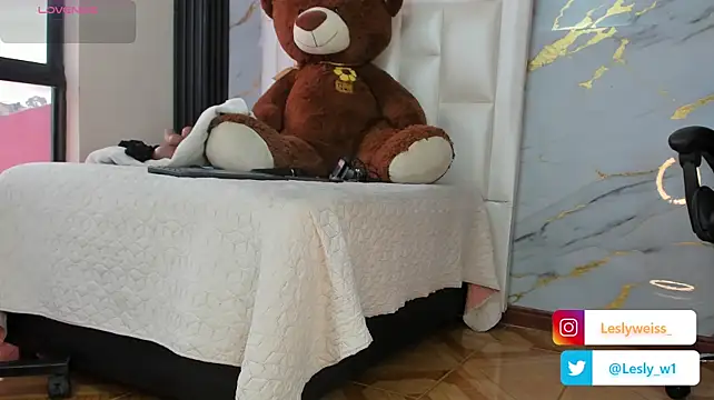 lesly1w stripchat live cam model