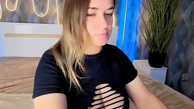 JuicyMillena stripchat live cam model