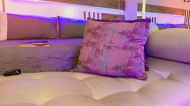 LucianaWainN stripchat live cam model