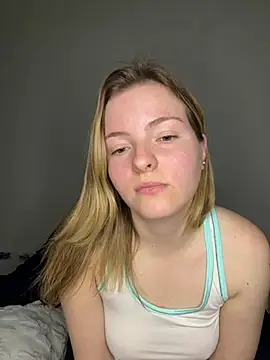 heyitskiara stripchat live cam model