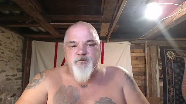 Newfiesausage1972 stripchat live cam model