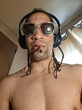 bigdickbulge28 stripchat live cam model