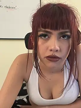 Kira_Fox- stripchat live cam model