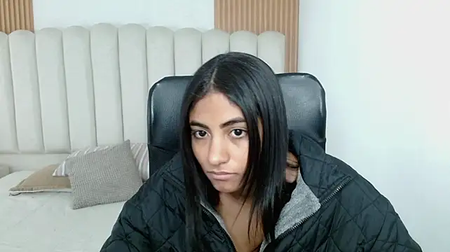 shaneelle stripchat live cam model