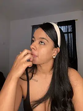 trianawhite stripchat live cam model