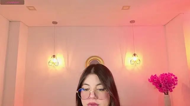 MilaCravee stripchat live cam model