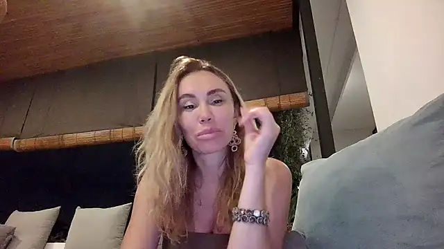 Rionela stripchat live cam model