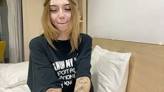 DaniGlow stripchat live cam model