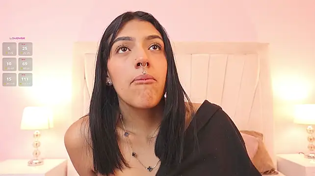 Naomi-Collins stripchat live cam model