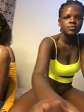 moanQueen02 stripchat live cam model