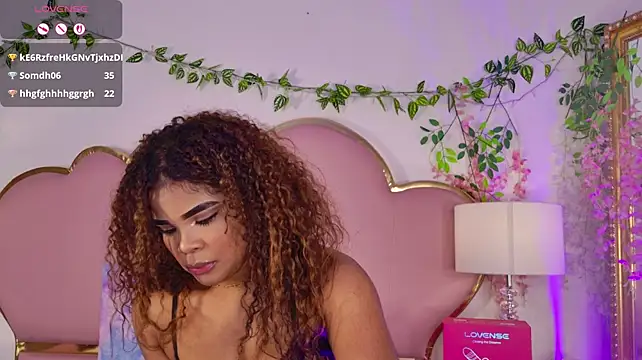 NahiaraReina stripchat live cam model