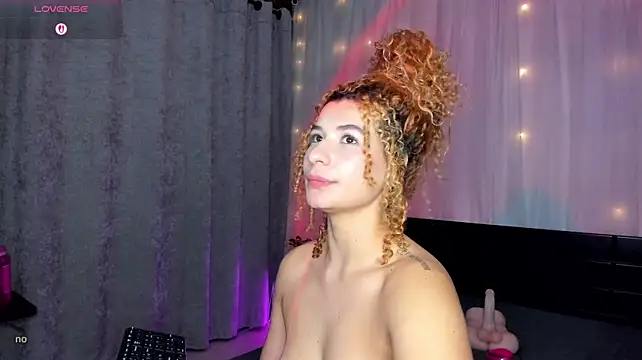 Evolet_Bee stripchat live cam model