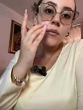 CurvyLust_x stripchat live cam model
