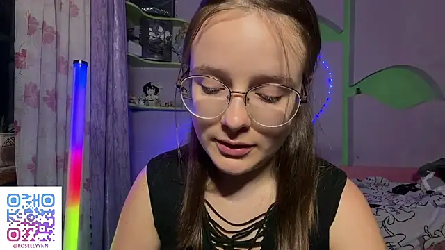 RoseLyyn stripchat live cam model