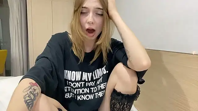 DaniGlow stripchat live cam model