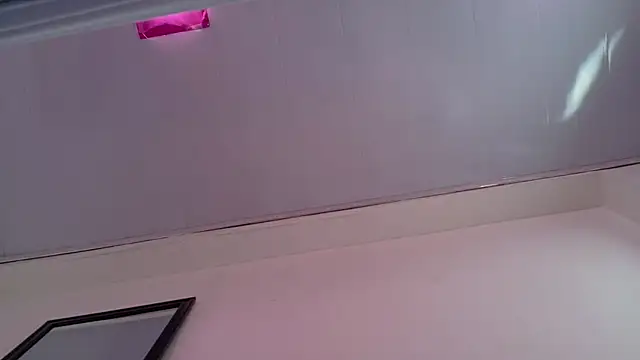 NahomyEvans stripchat live cam model
