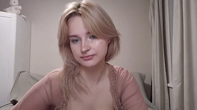 BloomMoon stripchat live cam model
