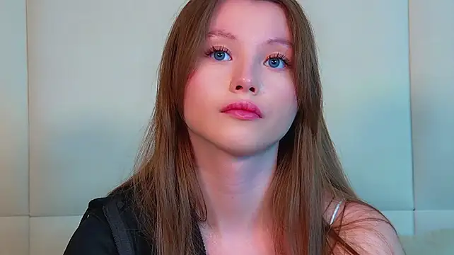 KeiraAsti stripchat live cam model