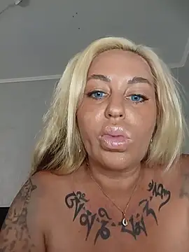 MiaMooly stripchat live cam model